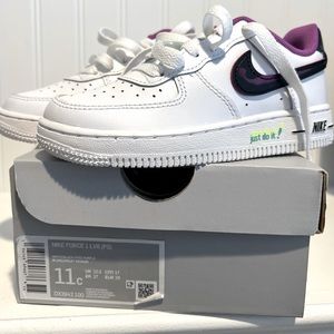 Nike Force 1 LV8 (PS) kids size 11c, NEW IN BOX! White/black/purple